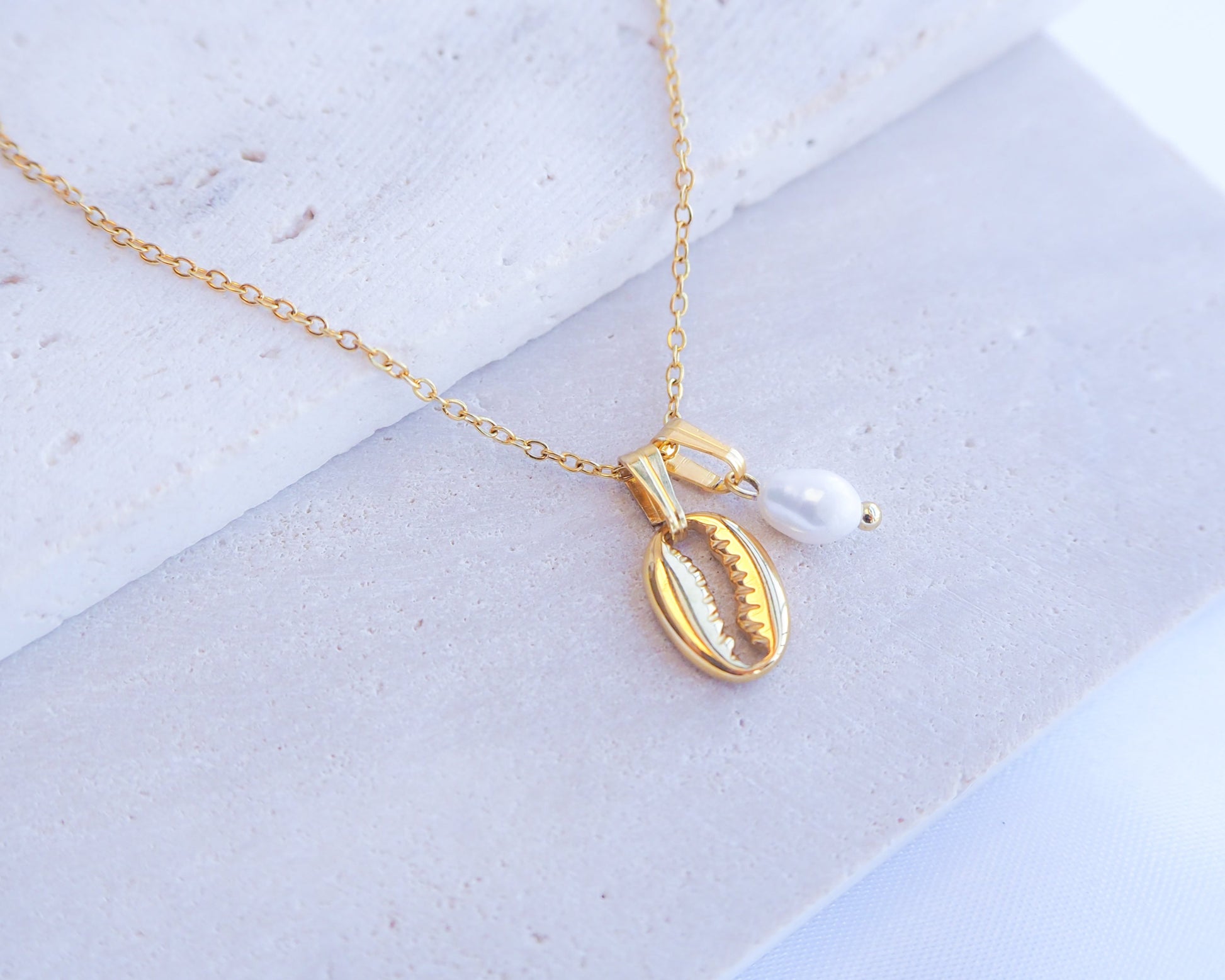 Gold Cowrie Shell Pendant Necklace – Ocean-Inspired Jewelry