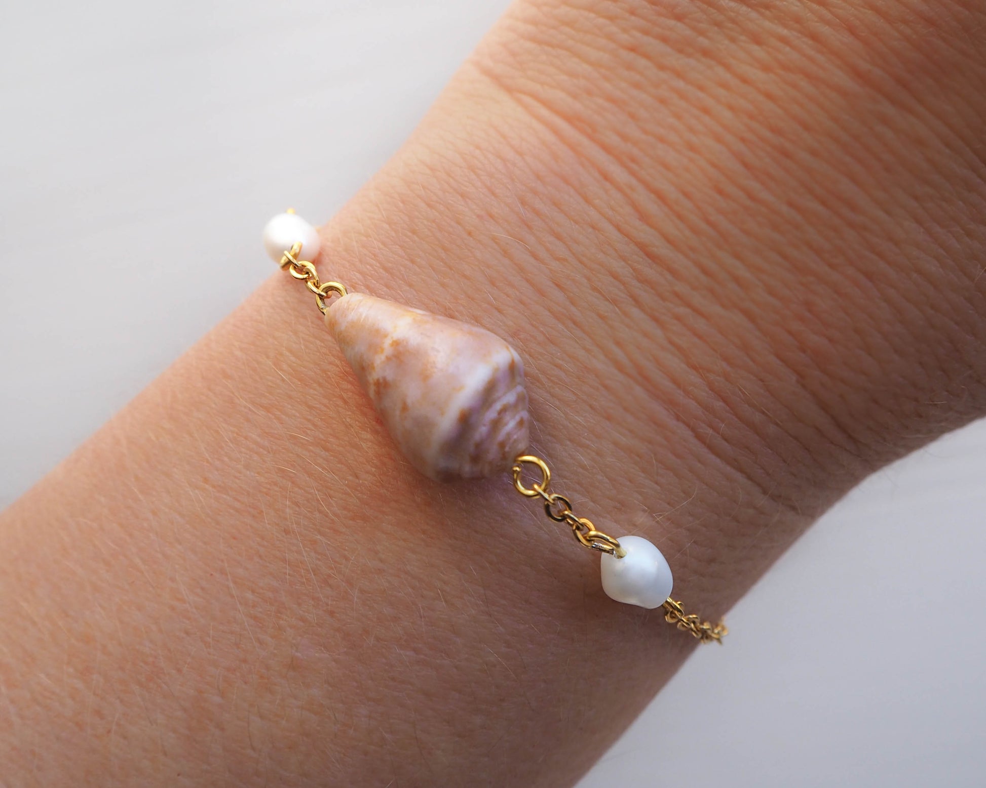 Coastal Charm: Freshwater Pearls and Real Cone Shells Bracelet – Gold Stainless Steel Chain