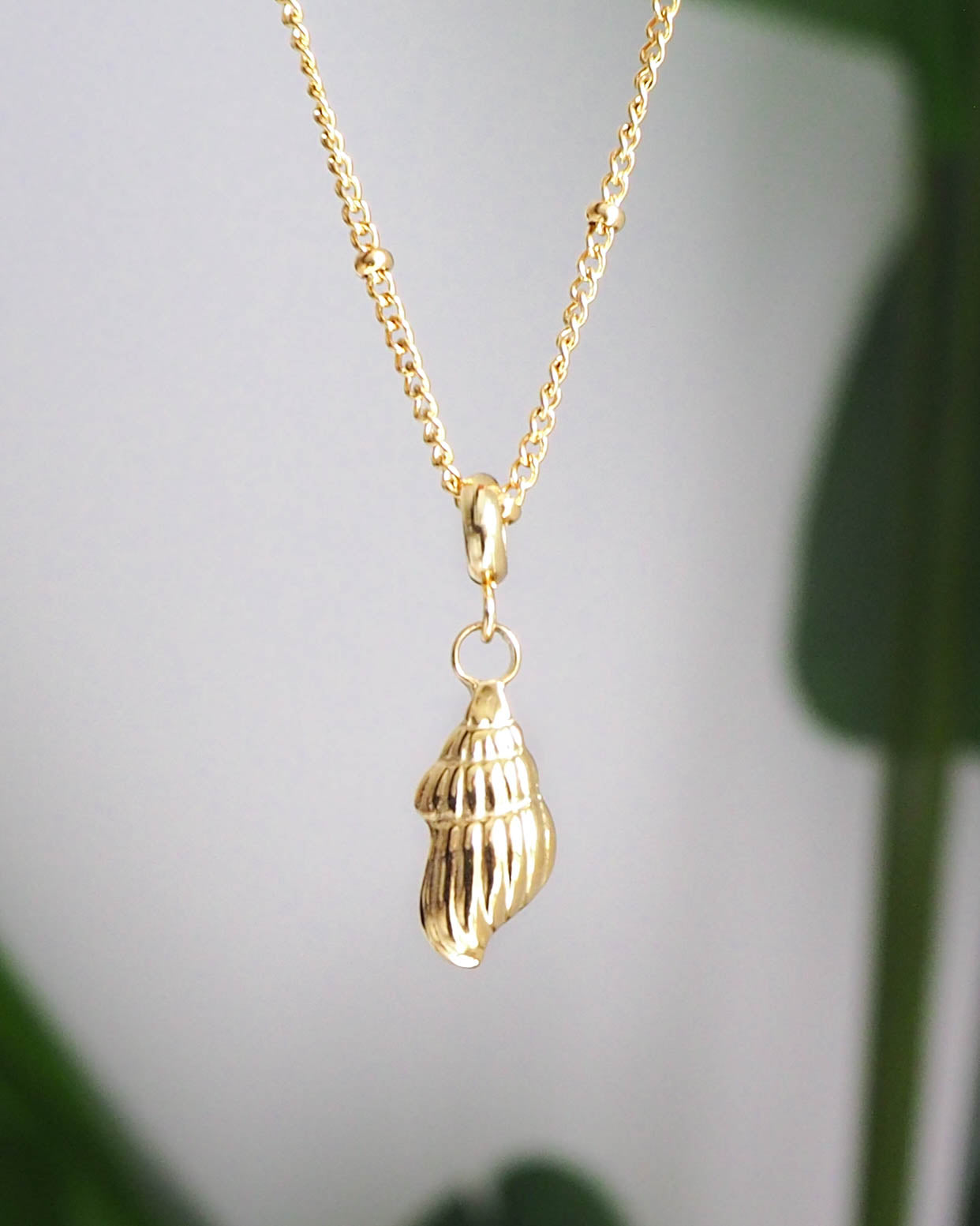 Necklace with Conch Shell Pendant Gold Stainless Steel