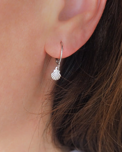 TINY SHELL EARRINGS - Silver