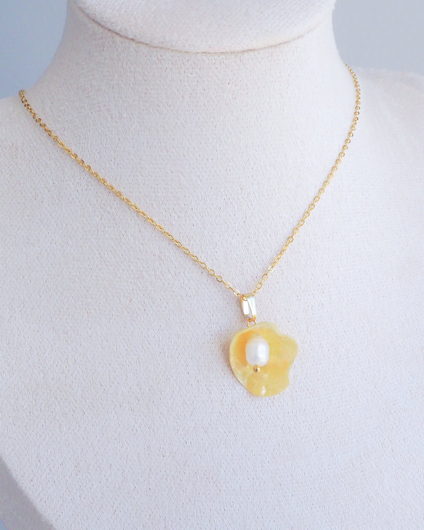 SEASHELL NECKLACE ~ Gold Yellow Jingle Shell II