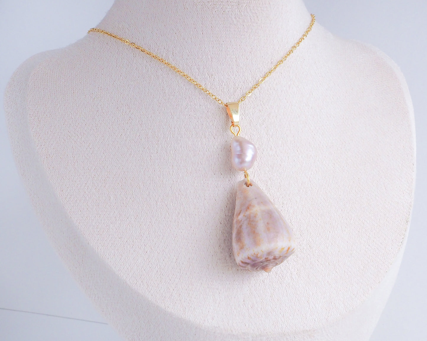 GOLD CONE SHELL PEARL NECKLACE ~ Rosé Pearl