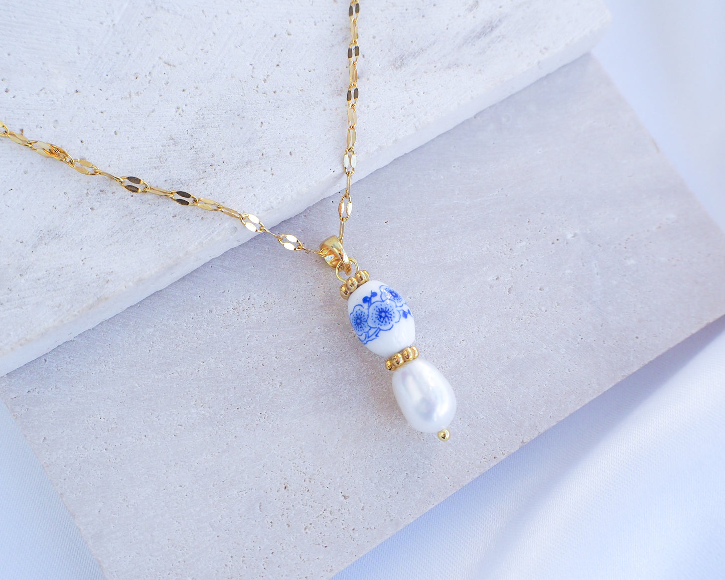 PORTUGUESE NECKLACE - Gold Ceramic Floral Azulejo Pearl